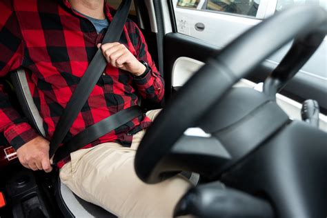 Vaizdas, demonstruojantis interjero detales, susijusias su komfortu: šildomus saugos diržus, skaitmeninį oro angų valdymą.