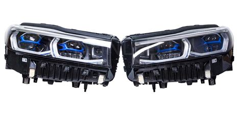 Nuotrauka, demonstruojanti „Mercedes-Benz S-Klasės“ priekinius Digital Light žibintus ir apšviestas radiatoriaus groteles.