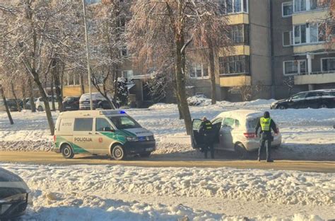 Tematinė nuotrauka: vairuotojas šaltą rytą bando užvesti automobilį