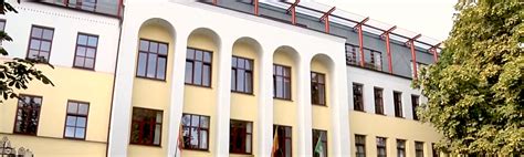 Tematinė nuotrauka, vaizduojanti išsigandusius mokinius ar suaugusį, paguodžiantį vaikus mokyklos aplinkoje