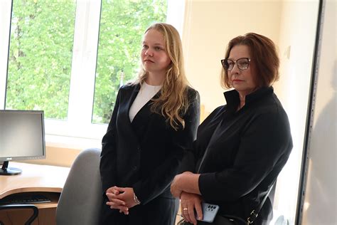 Portretinė nuotrauka mokyklos direktorės arba mokyklos direktoriaus kabineto interjeras