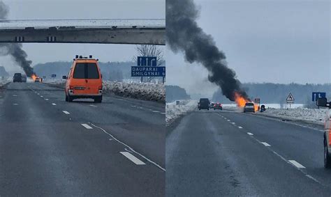 Teminė nuotrauka su automobiliais magistraliniame kelyje ir informaciniu stendu