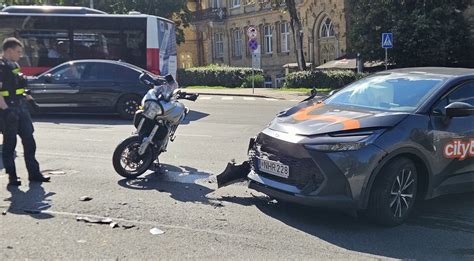 Avarijos vieta Vilniaus centre, susidūręs visureigis ir motociklas
