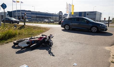 Infografika: patarimai saugiam eismui pavasarį motociklininkams ir automobilių vairuotojams