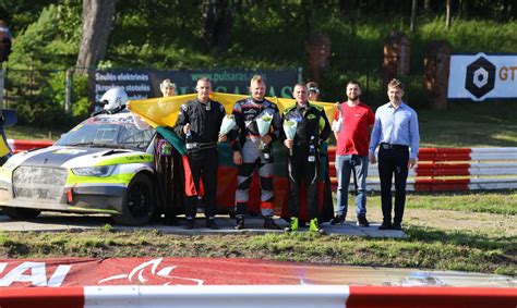 Instruktoriaus Dariaus Jankausko nuotrauka prie mokomojo motociklo arba ralio varžybų akimirka, pabrėžianti jo patirtį