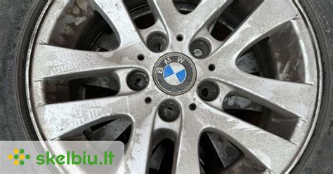 BMW E87 automobilis su tinkamai parinktais ratais