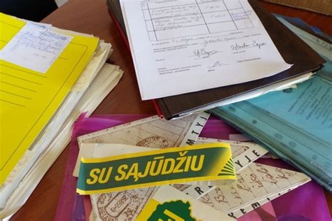 Teisinės bylos dokumentų ir svarstyklių iliustracija