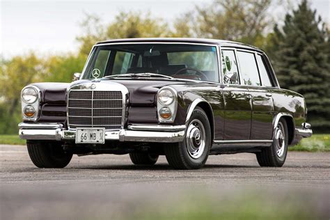 Techninė schema arba istorinė nuotrauka, demonstruojanti Mercedes-Benz 600 hidraulinės sistemos išdėstymą