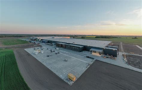 Volvo Group logotipas ir istorinės gamyklos nuotrauka