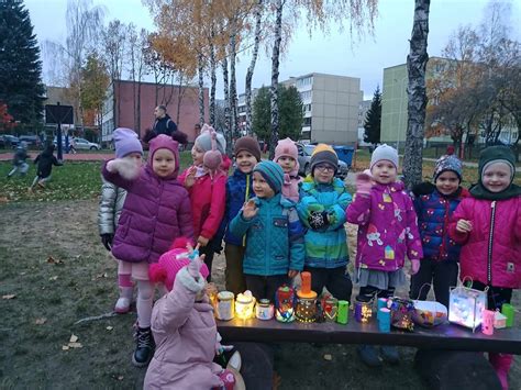 Vaikai, gaminantys žibintus Šv. Martyno dienos šventei