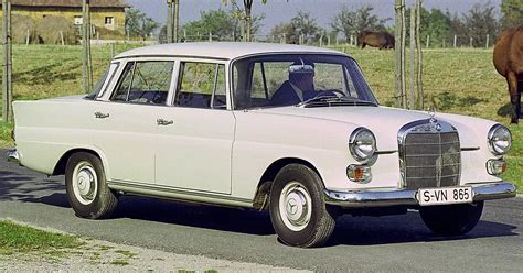 Teminė nuotrauka: restauruojamas Mercedes-Benz W110 automobilis