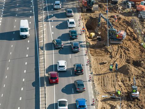 Tematinė nuotrauka: besimokantysis vairuoja mokomąjį automobilį Šiaulių miesto gatvėmis