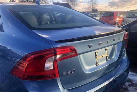 Volvo S60 bagažinės dangčio, su pavaizduota paslėpta spynelės vieta