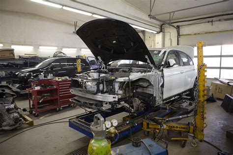 nuotrauka su įvairių automobilių remonto paslaugų pavyzdžiais