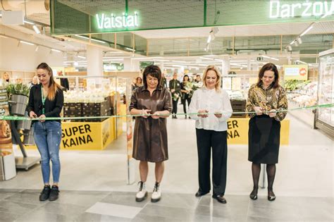 Teminė nuotrauka, vaizduojanti besišypsantį pardavėją konsultuojantį klientą prekybos centre