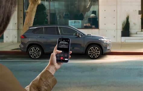Išmaniojo telefono ekranas su Toyota skaitmeninio raktelio funkcija