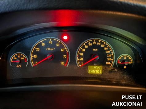 Opel Vectra prietaisų skydelio nuotrauka su pažymėtu avarinio mygtuko vieta