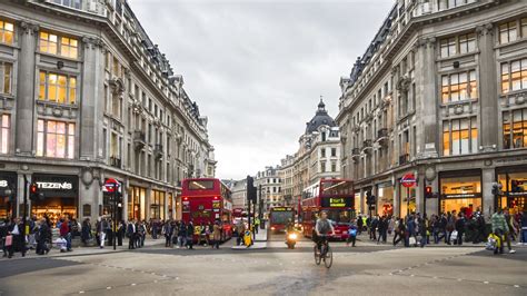 Teminė nuotrauka: motoroleris Londono gatvėje