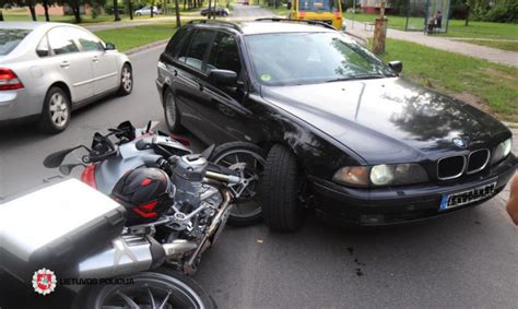 Degęs automobilis BMW 525 po avarijos kelyje A16