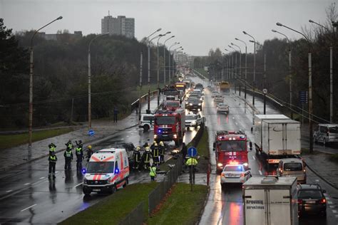 Sudaužytų automobilių liekanos ant Valakampių tilto po avarijos