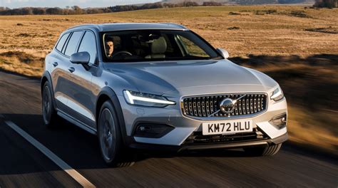 Volvo V60 Cross Country važiuojantis bekelėje su padidinta prošvaisa