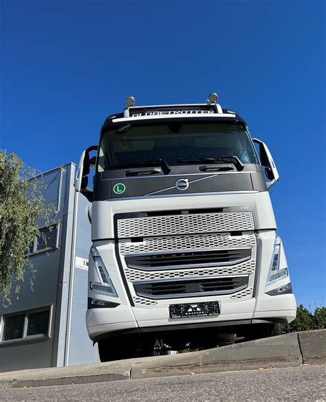 Volvo V60 eksterjero dizainas su Toro kūjo priekiniais žibintais