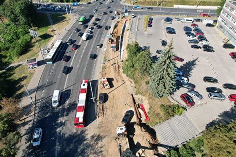 Vilniaus Verkių ir Kareivių gatvių sankryžos avarijos vieta, suniokotas automobilis ir apgadintas šviesoforas