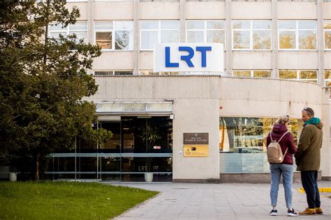 Tematinė nuotrauka: kompaktiška kilnojamoji televizijos stotis LRT KTS-mini su palydovine antena