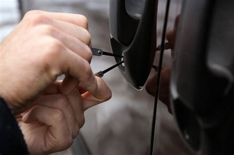 Automobilio spynelės remontas arba avarinis atidarymas