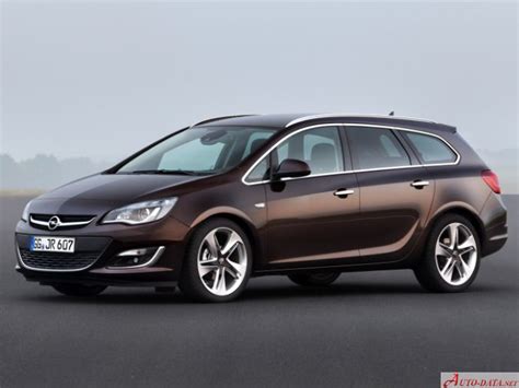 Opel Astra J Sports Tourer (2012 facelift) prietaisų skydelio pavyzdys su įvairiomis žaliomis indikatorių lemputėmis