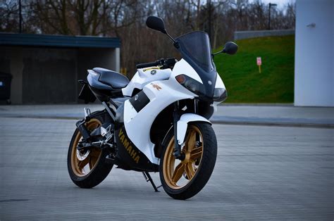Yamaha TZR vairo nuotrauka su pabrėžtomis rankenėlėmis