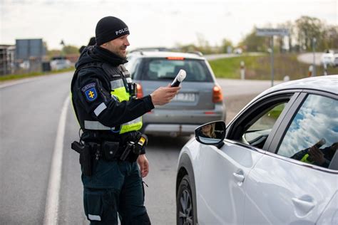 Policijos pareigūnai sustabdė automobilį dėl galimo vairavimo neblaiviam
