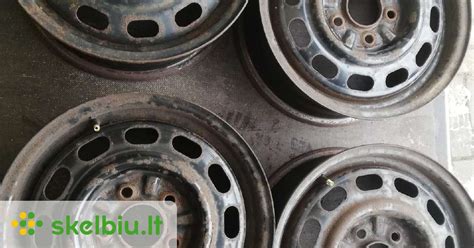 Vaizdinė iliustracija, lyginanti skardinius ir lietuosius ratlankius su jų privalumais ir trūkumais.