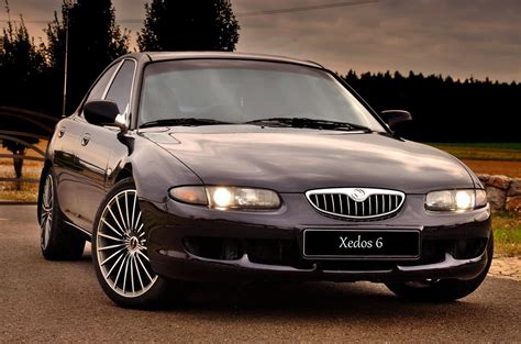 Mazda Xedos 6 interjero nuotrauka su prietaisų skydeliu ir sėdynėmis