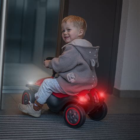 modernus krovininio vilkiko priekis su LED žibintais ir šoniniais veidrodžiais-kameromis