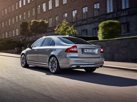 Volvo S80 važiuojantis keliu