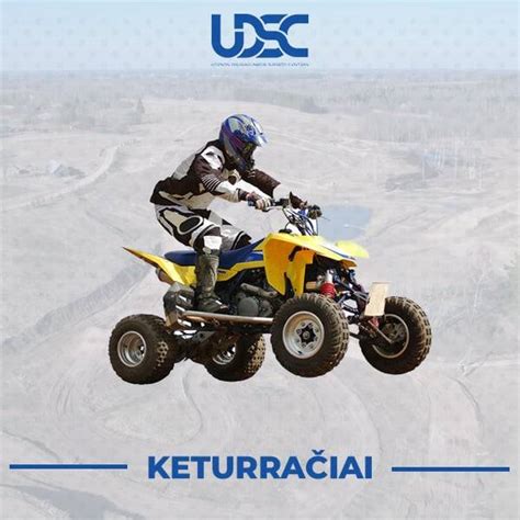 Motokroso varžybų trasa su motociklais ir keturračiais su priekabomis lenktynių metu