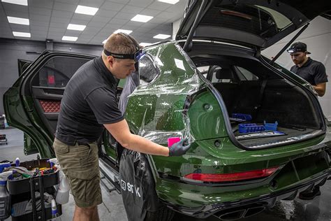 automobilio arkos su sumontuota apsaugine plėvele po priežiūros