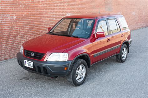 Teminė nuotrauka: Honda CR-V 1998 metų modelis kelyje