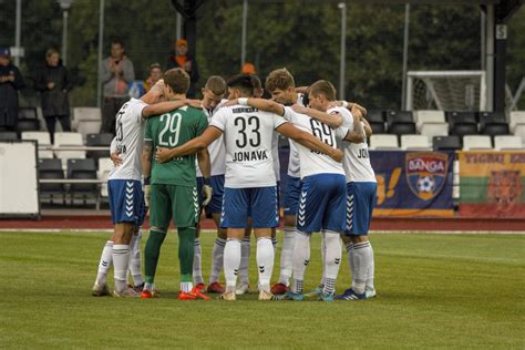 Policijos pareigūnai stebi sirgalius futbolo rungtynėse
