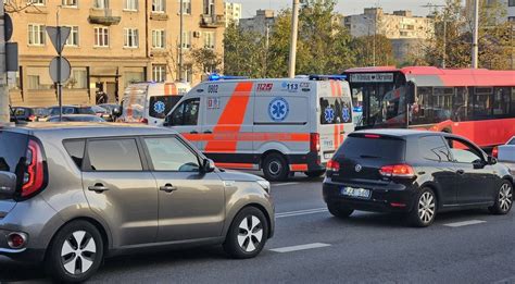 Autobusų ir lengvojo automobilio susidūrimas Justiniškių gatvėje - avarijos vieta su transporto priemonėmis