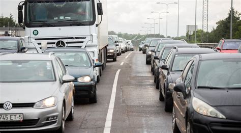 scheminis brėžinys, iliustruojantis tinkamą atstumą tarp transporto priemonių