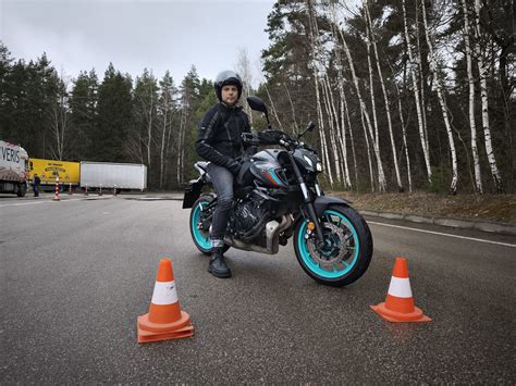 Teminė nuotrauka: besimokantis vairuoti motociklą