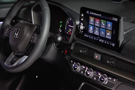 Naujausios kartos Honda CR-V hibridinio visureigio nuotrauka, apžvelgianti jo dizainą ir technologijas