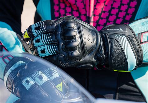 Detalus moto pirštinių pavyzdys, rodantis medžiagą ir apsaugas