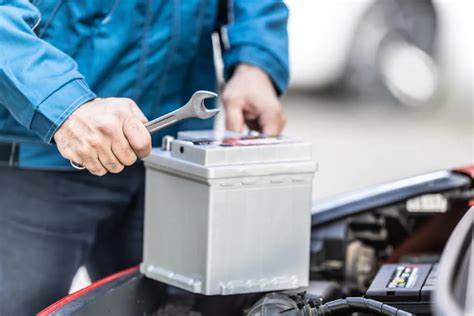 naujo automobilio akumuliatoriaus montavimas