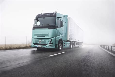 Volvo elektrinis sunkvežimis įkraunamas stotelėje