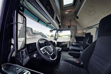 Mercedes-Benz Actros L ProCabin interjeras su modernia prietaisų panele