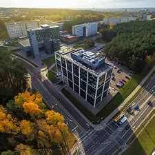 Šiuolaikinis Girteka vilkikų parkas saulėtekio fone