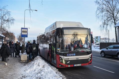 Miesto autobusas važiuojantis per miestą